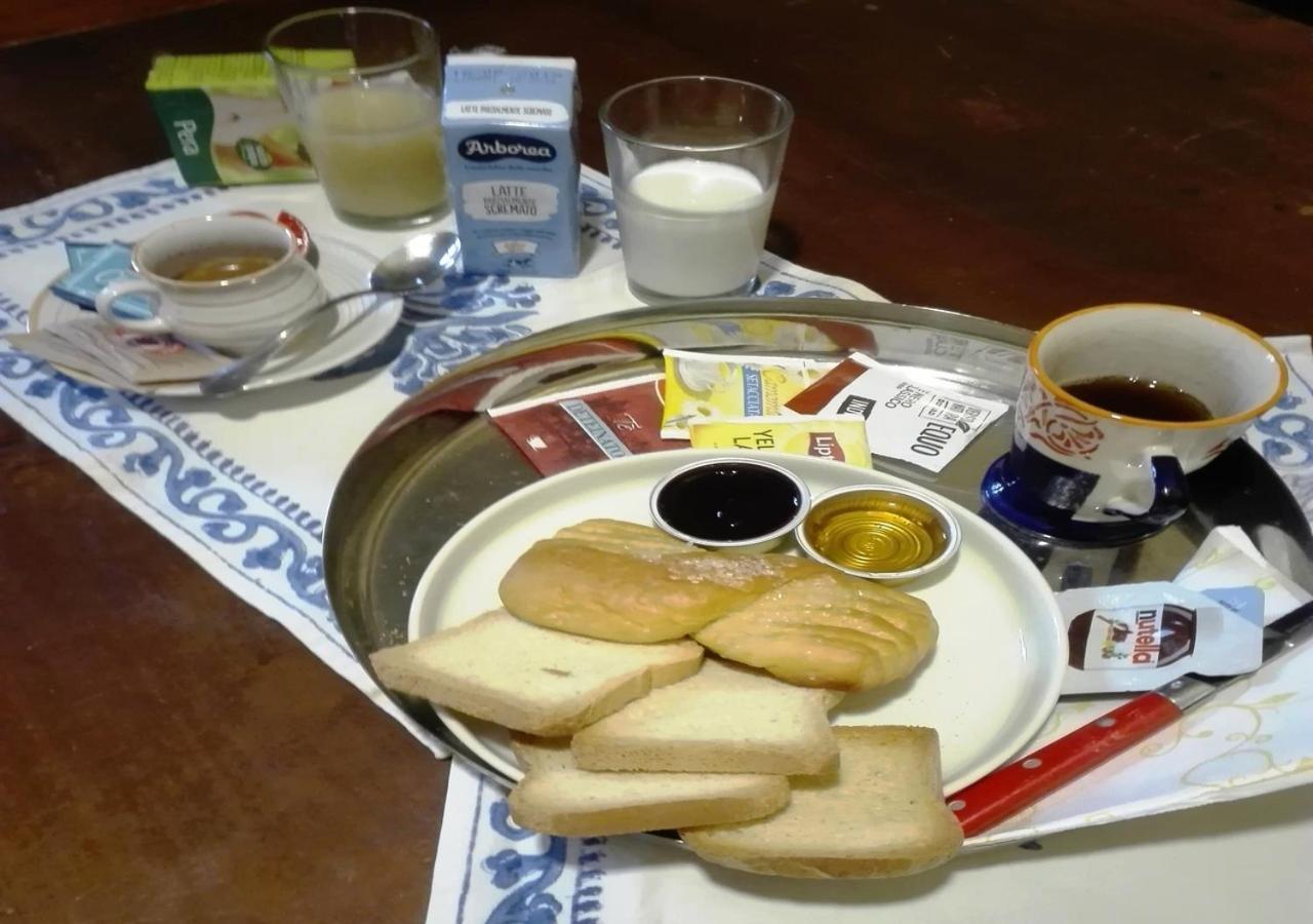 B&B Le Finestre Su Via Cavour Sassari Bagian luar foto