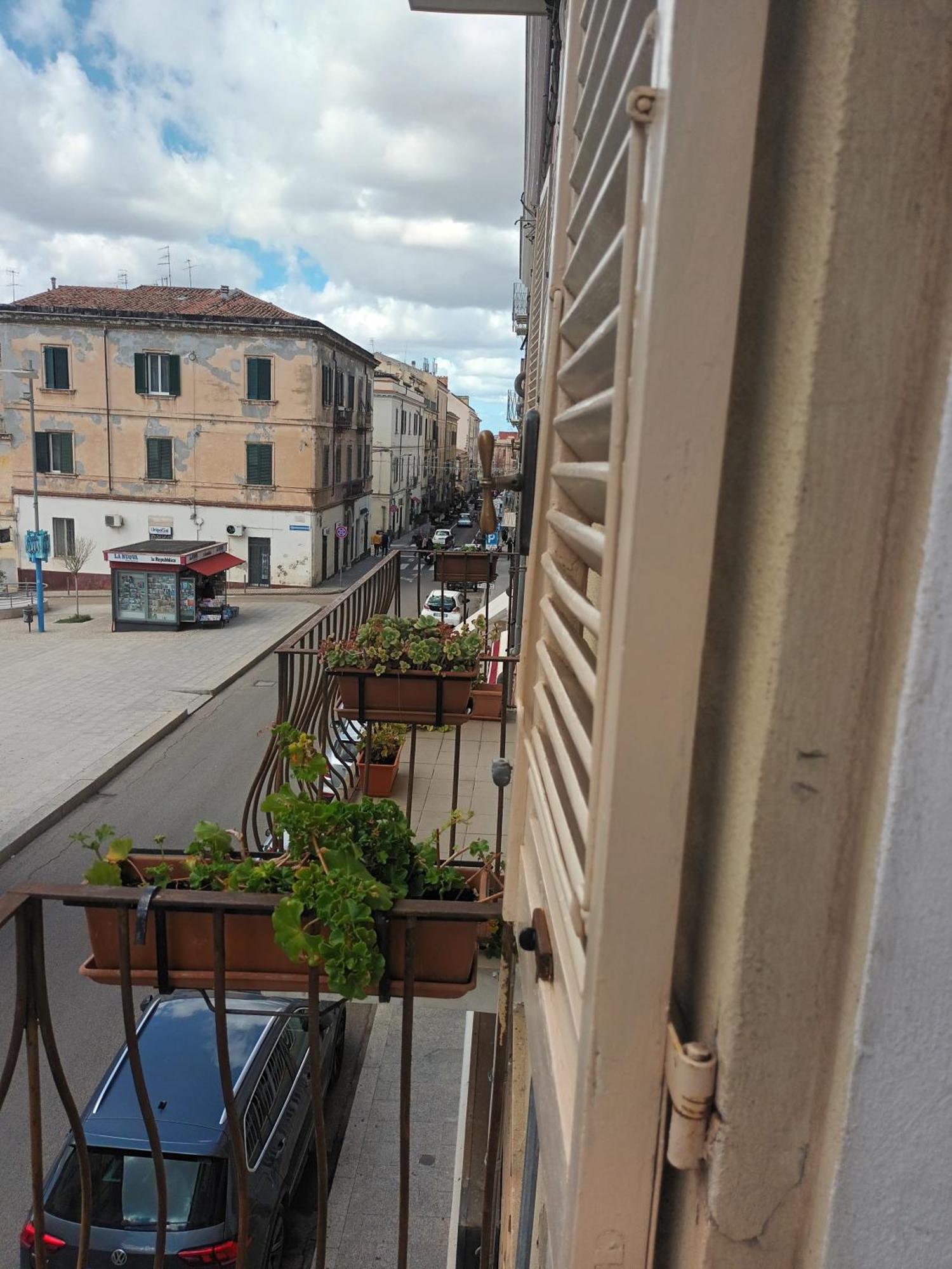 B&B Le Finestre Su Via Cavour Sassari Bagian luar foto