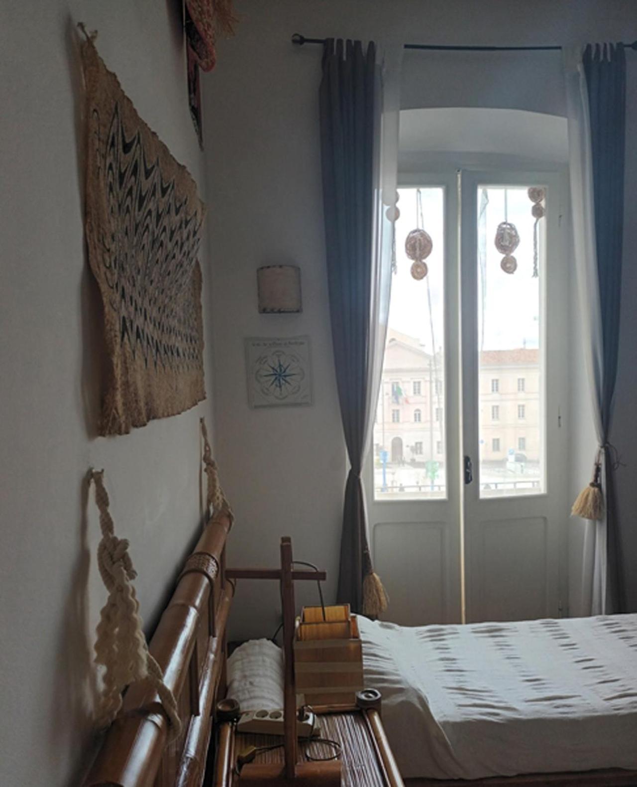 B&B Le Finestre Su Via Cavour Sassari Ruang foto