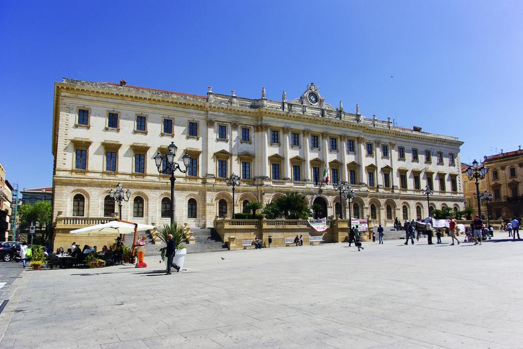 B&B Le Finestre Su Via Cavour Sassari Bagian luar foto