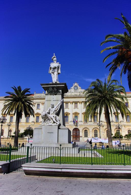 B&B Le Finestre Su Via Cavour Sassari Bagian luar foto