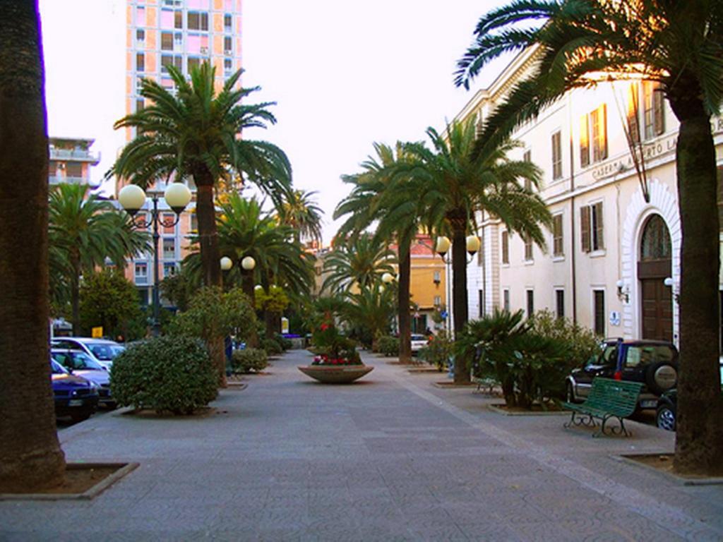 B&B Le Finestre Su Via Cavour Sassari Bagian luar foto